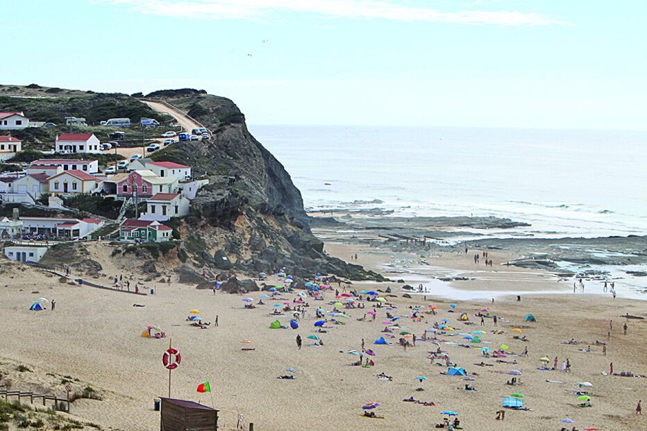 Praia do Monte Clérigo é uma das mais frequentadas da Costa Vicentina  