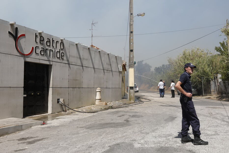 Incêndio junto a habitações em Carnide