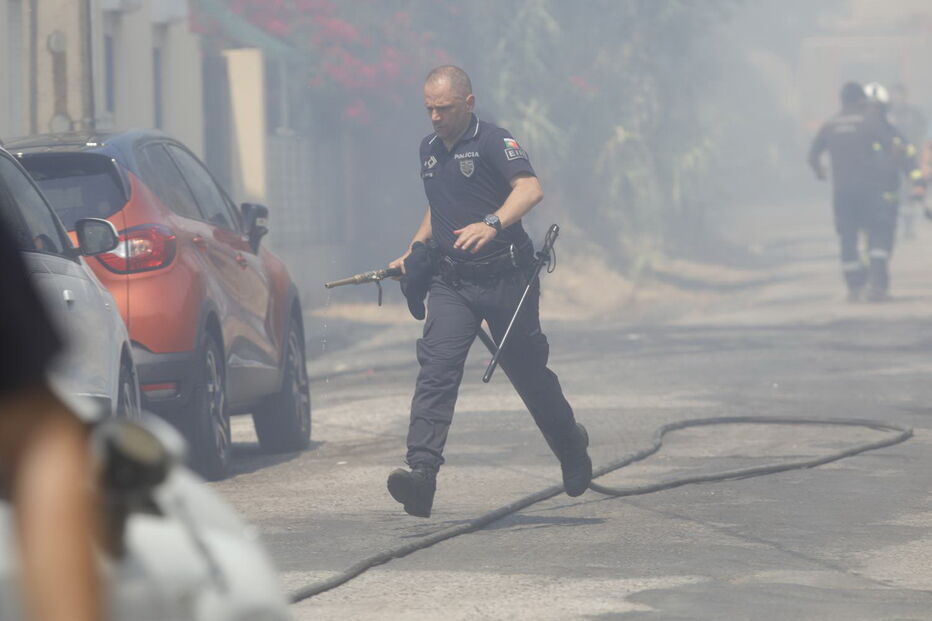 Incêndio junto a habitações em Carnide