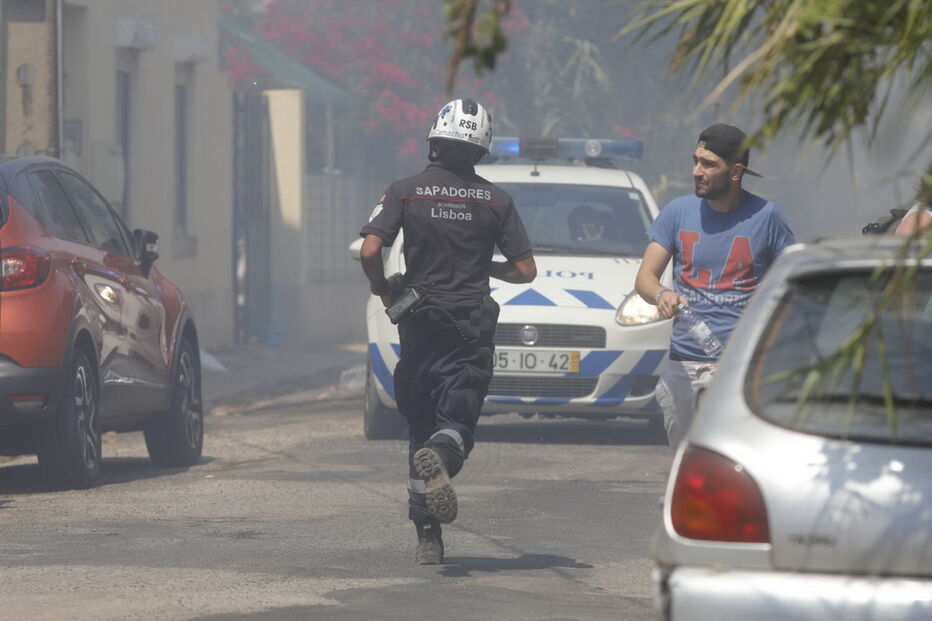 Incêndio junto a habitações em Carnide
