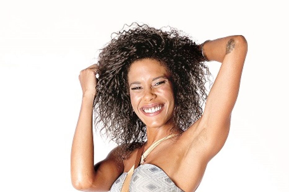 Sara Santos tem 32 anos e é uma atriz portuguesa e repórter em biquíni na CMTV.