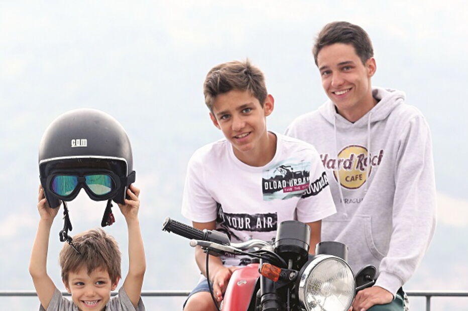 Calcula-se que  77 por cento dos portugueses saiam  entre os meses  de junho e setembro de suas casas para férias. Caso da  família de Afonso, Miguel e Bernardo, que partilham  com os pais  paixão pelas motas 