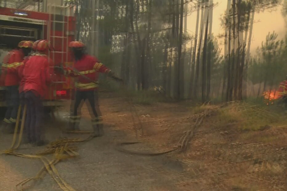 Chamas perto de aldeias nos concelhos vizinhos de Vila de Rei e Sertã