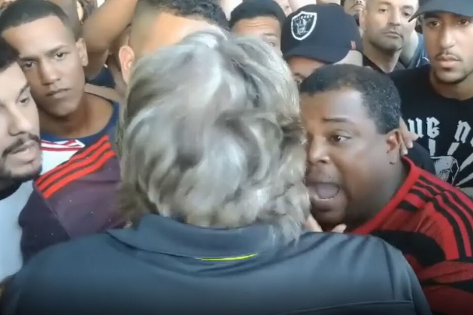 Jorge Jesus saiu do autocarro para encarar os adeptos do Flamengo 