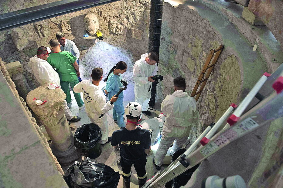 Peritos forenses no local das escavações