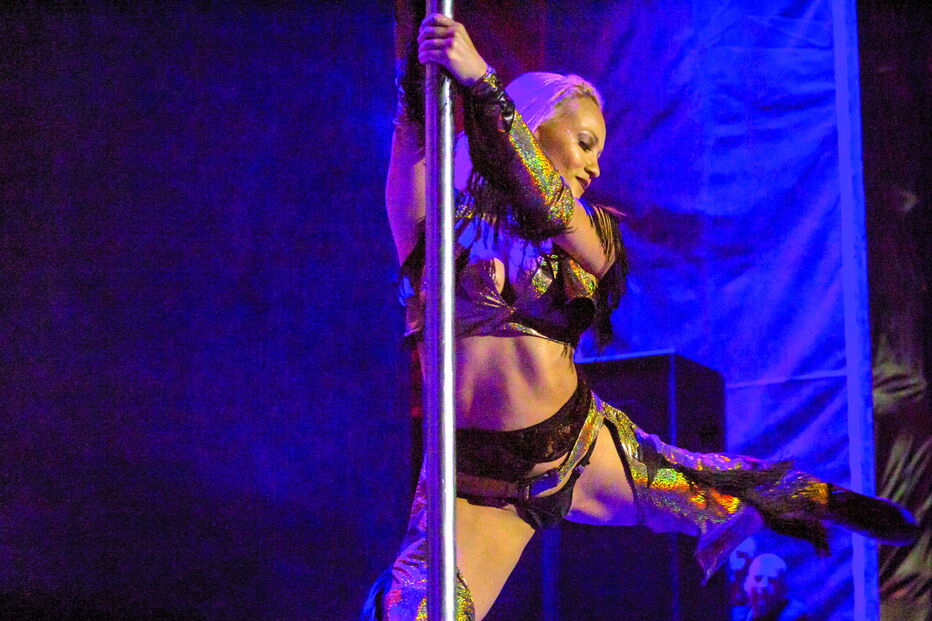 Bailarinas animam os participantes na Concentração Internacional de Motos de Faro com shows de stiptease entre os concertos