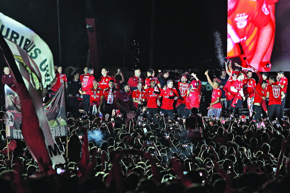 Adeptos do Benfica esperam voltar a fazer a festa do título no Marquês de Pombal, em Lisboa