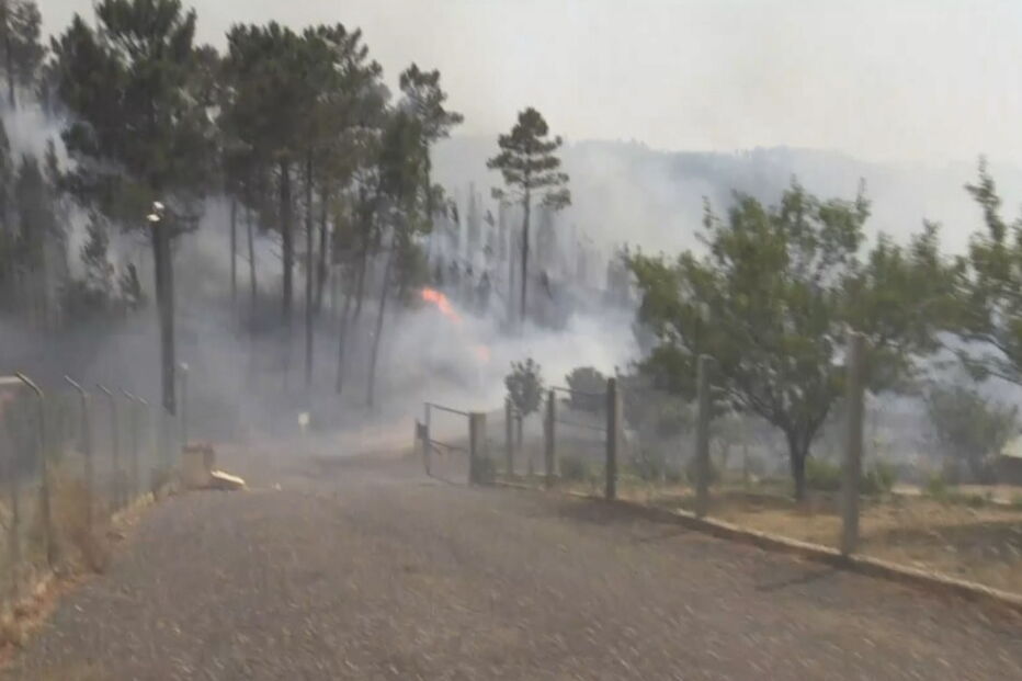 Aldeia cercada pelo fogo em Mação