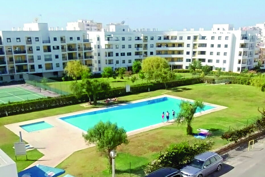 Acidente ocorreu no sábado passado na piscina deste complexo de apartamentos em Armação de Pera     