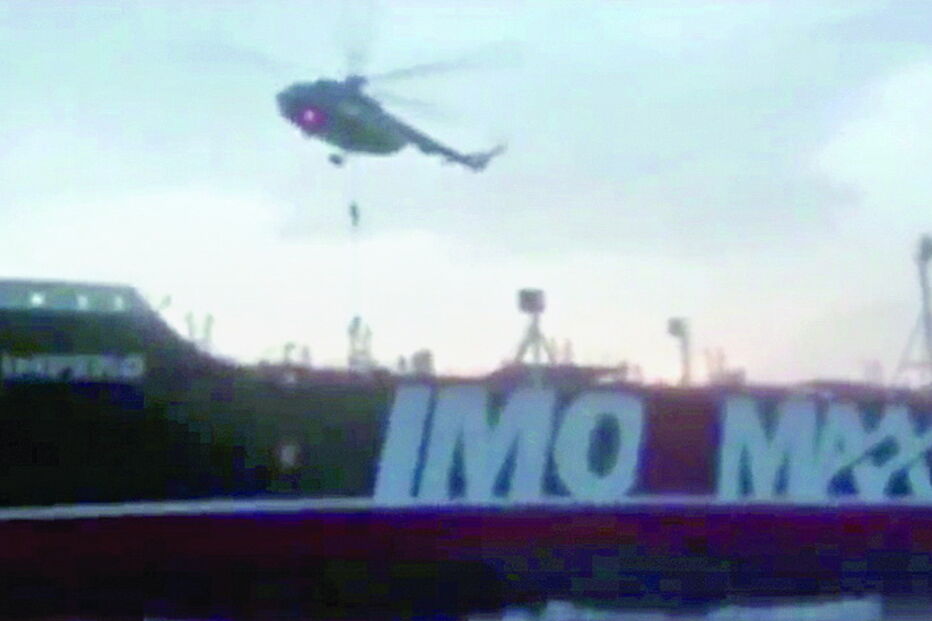 Helicóptero transportou tropas iranianas para o navio