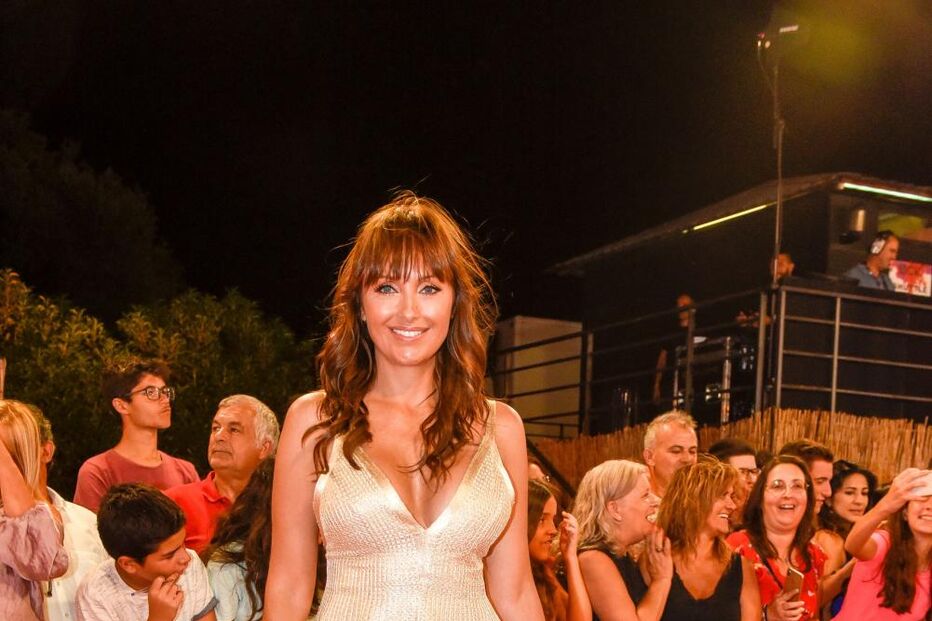 Marisa Cruz mostrou-se ousada de vestido longo