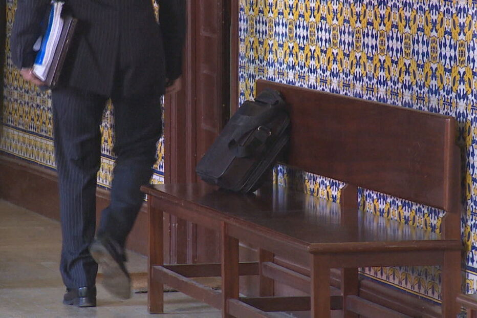 Mãe agride com vassoura e ameaça de morte os seis filhos menores na Moita