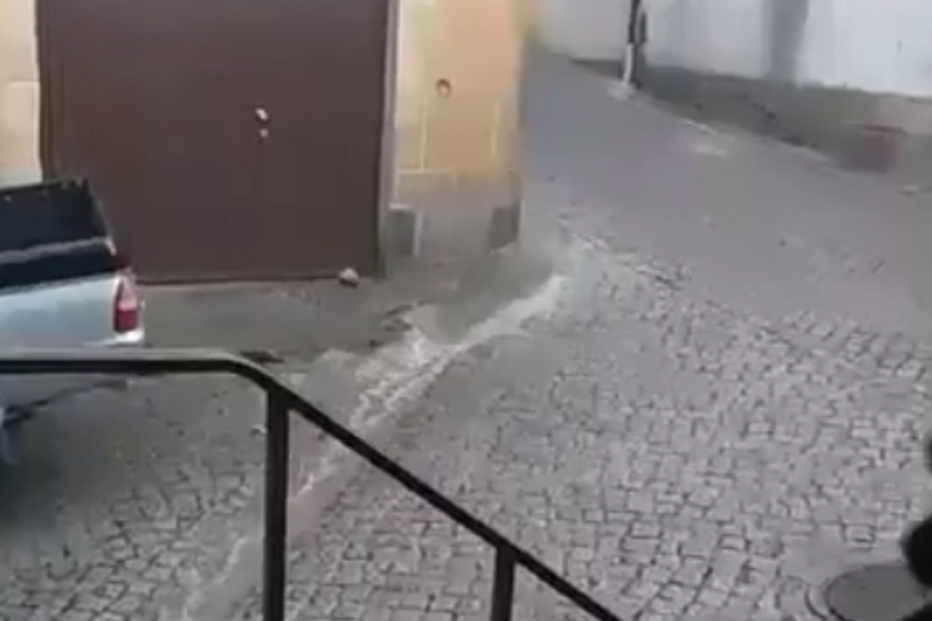 A menos de 150 quilómetros dos incêndios de Viseu há chuva torrencial e inundações. Veja as imagens