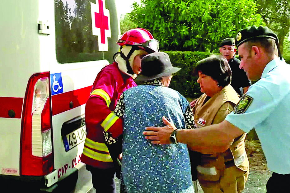 Maria Alzira, mulher de António Joaquim, foi apoiada por elementos da GNR, Cruz Vermelha e bombeiros.  