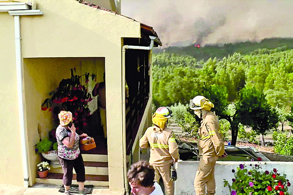 Habitação estava na linha do fogo, que já  se via ao longe numa grande mancha florestal  