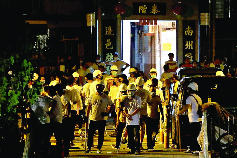 Mascarados invadiram estação e  espancaram ativistas pró-democracia 