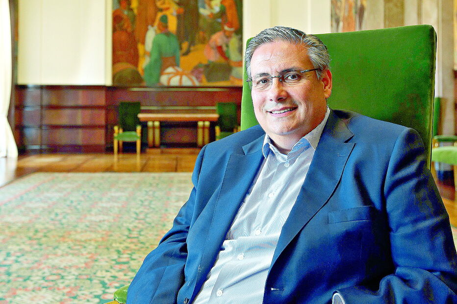 Carlos Abreu Amorim Nascido no Porto em 1963, é professor universitário de Direito na Universidade do Minho. Foi cabeça de lista do PSD, por duas vezes, em Viana do Castelo. Foi deputado pela primeira vez em 2011, quando Passos Coelho chegou a primeiro-ministro. Integrou as direções parlamentares de Luís Montenegro e Hugo Soares  como vice-presidente . 