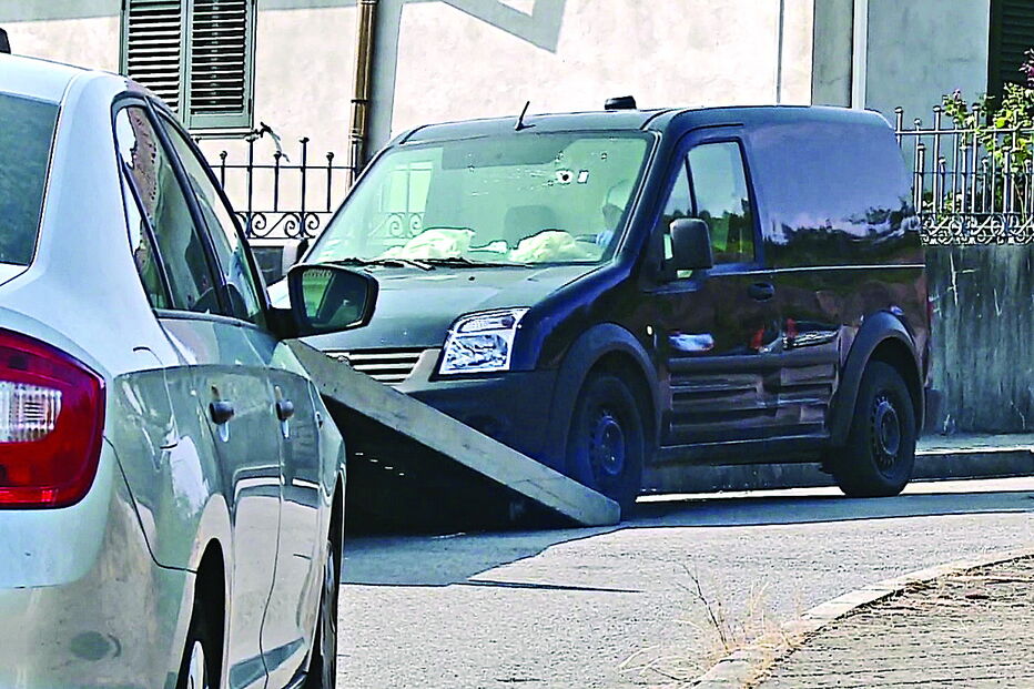 Carrinha de distribuição de pão é rebocada ainda com marca do disparo