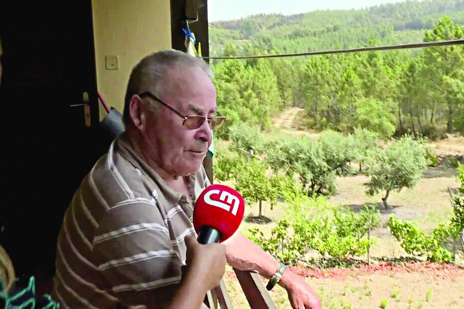 Joaquim, de 90 anos, regressou a casa mas não esconde a revolta por estar votado ao abandono no Interior do País   