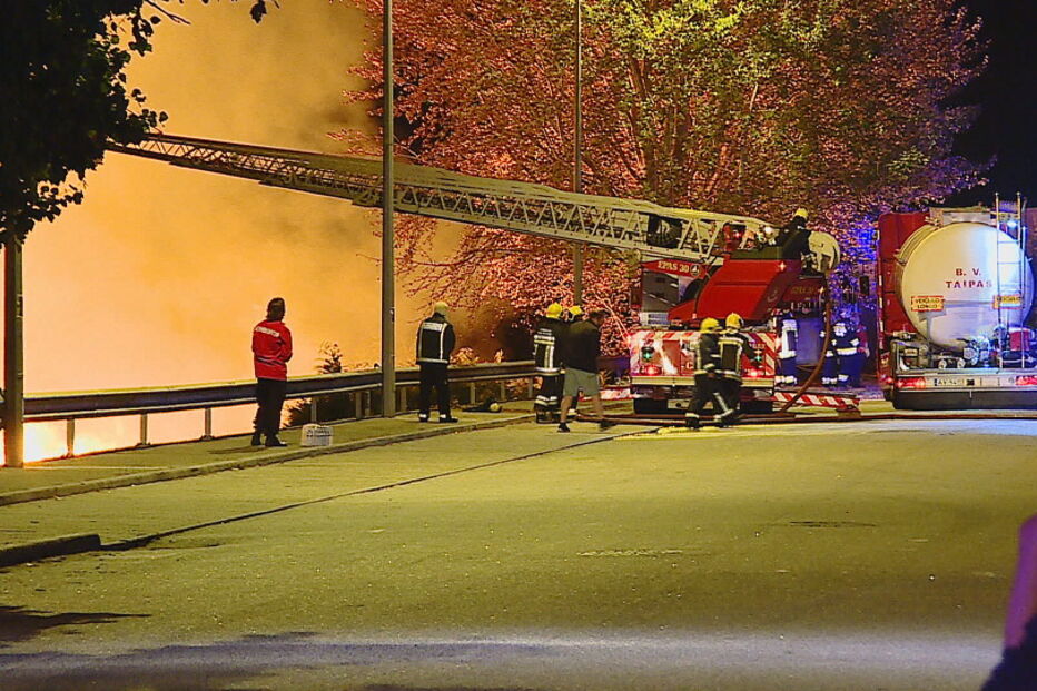 Incêndio que deflagrou em fábrica em Arcos de Valdevez dominado