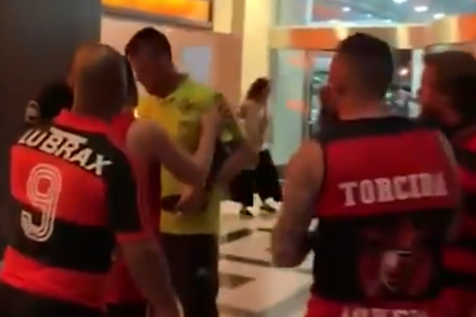 Flamengo de Jorge Jesus perde para a Libertadores e adeptos apertam equipa na chegada ao hotel