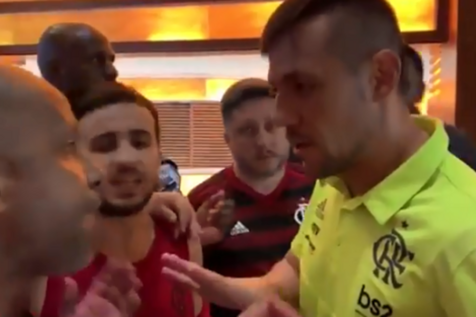 Flamengo de Jorge Jesus perde para a Libertadores e adeptos apertam equipa na chegada ao hotel