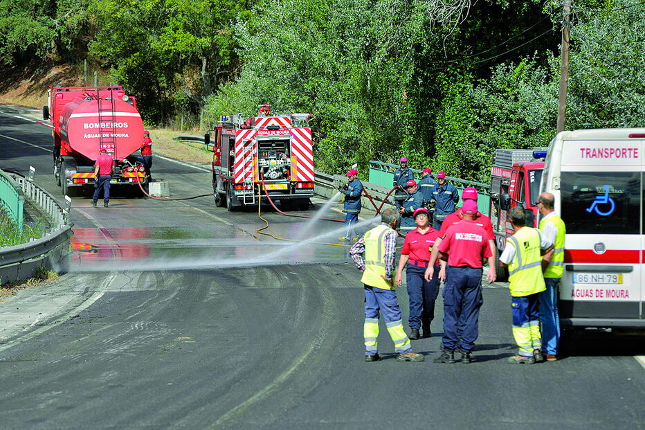 EN10 esteve cortada durante a manhã de ontem para limpeza da via 