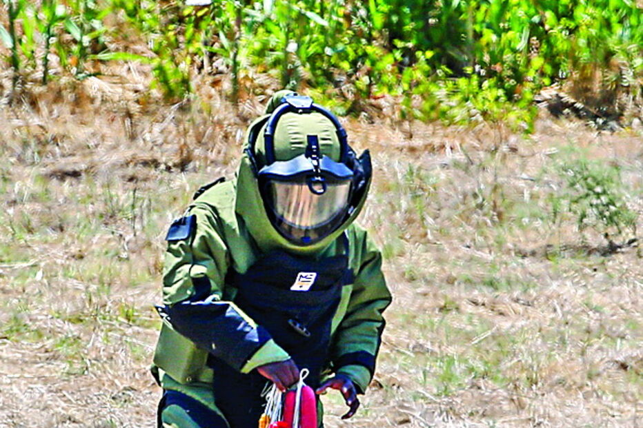 Militar acondiciona o material que se temia ser explosivo