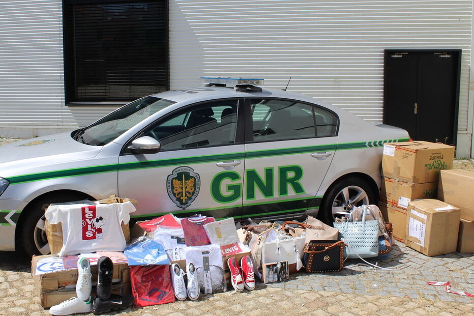 GNR apreende 2.497 artigos contrafeitos na Feira de São Tiago na Covilhã
