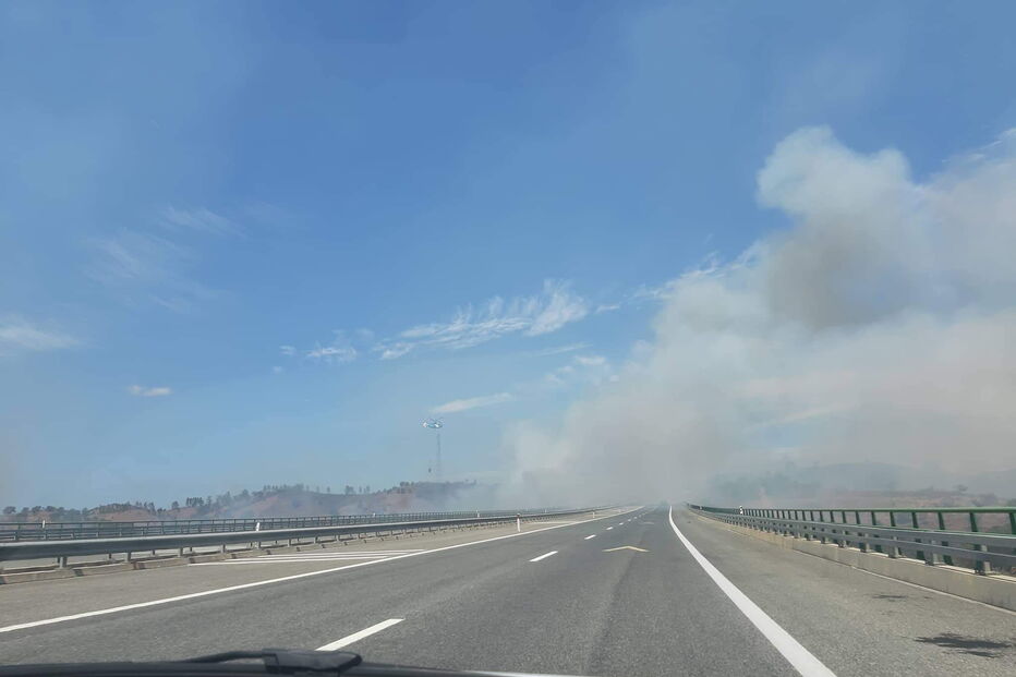 Incêndio em Silves corta A2 no sentido Sul-Norte e ameaça casas
