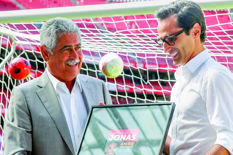 Luís Filipe Vieira recebe de Jonas um quadro com a capa do Livro que conta a vida do antigo avançado do Benfica  