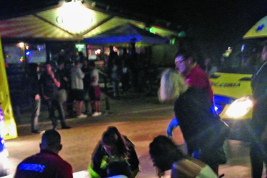 Momento em que elementos do INEM assistiam o turista agredido 