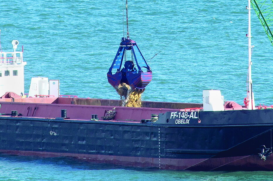 Obras de dragagens no rio Sado, para a ampliação do porto de Setúbal, estão envoltas em críticas desde o seu início 