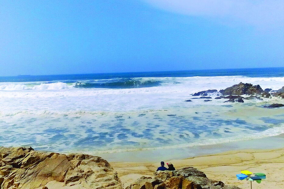 Mancha de espuma de tonalidade acastanhada no mar surpreendeu os veraneantes nas praias de Leça da Palmeira