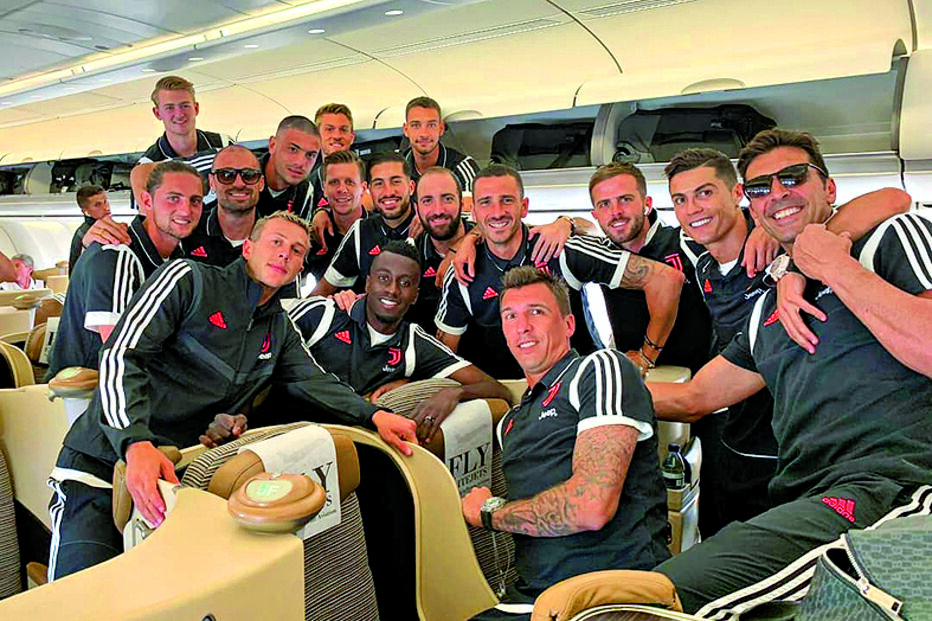 Cristiano Ronaldo partilhou nas redes sociais uma imagem no avião, a caminho da Ásia, com os vários companheiros de equipa num ambiente de descontração