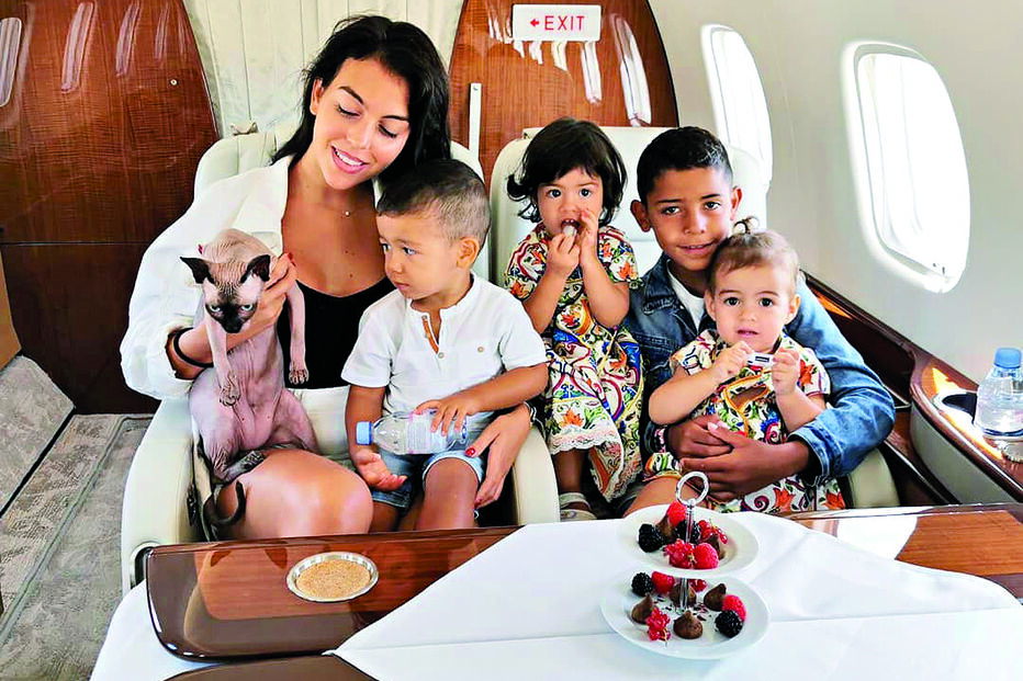 Georgina com os quatro filhos de Ronaldo e o gato Pepe, no jato privado