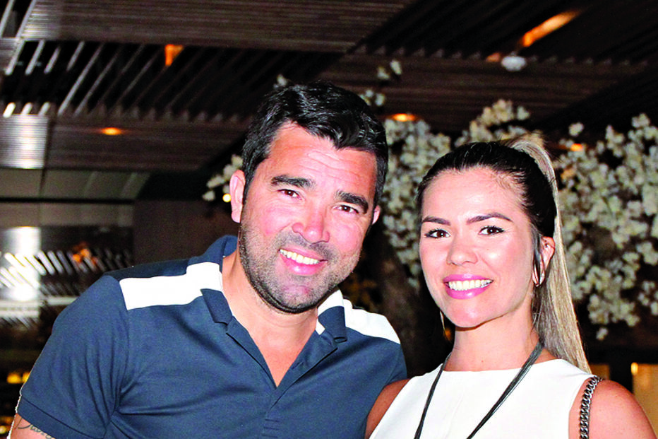 Deco e a mulher, Ana Paula, no restaurante City, criado pelo amigo Anthony Pereira no centro de Albufeira 
