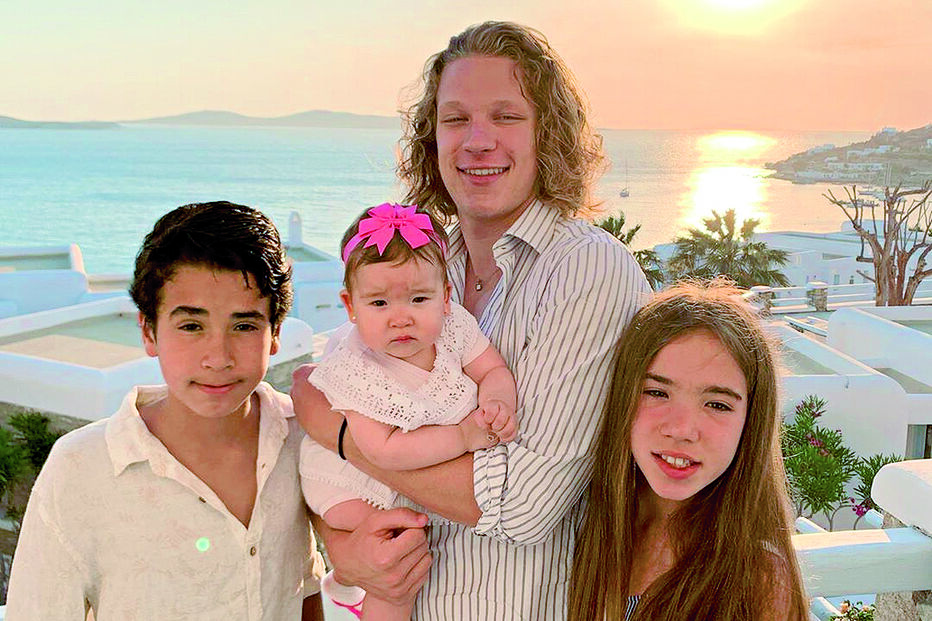 Olivia junto com os irmãos João, David e Sophia 
