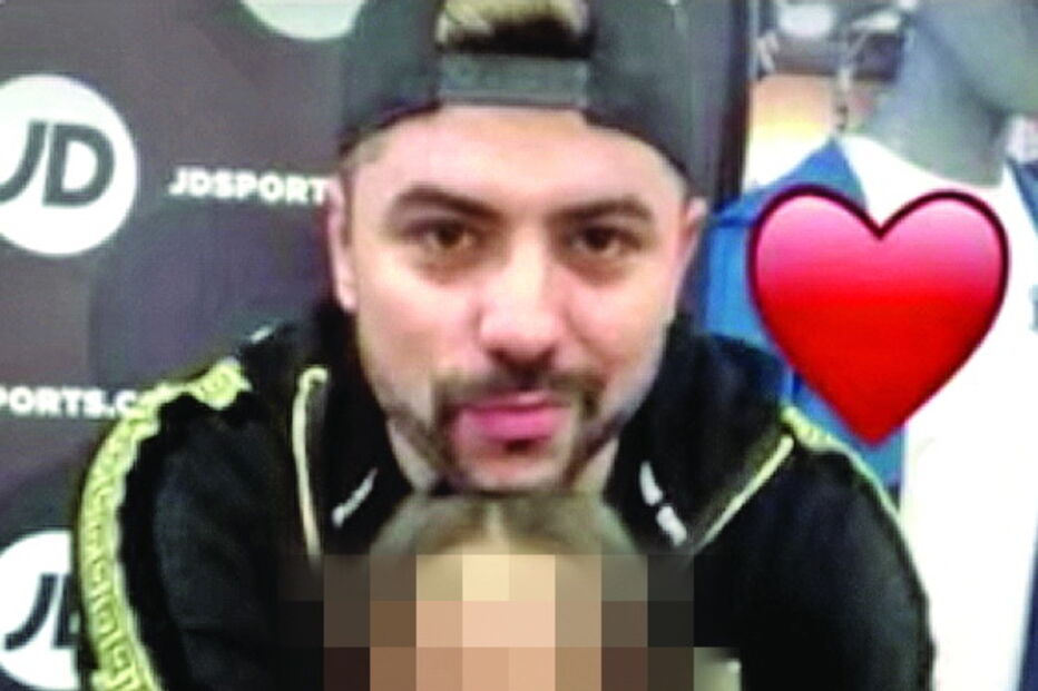 Numa foto com uma fã, o youtuber toca-lhe no peito