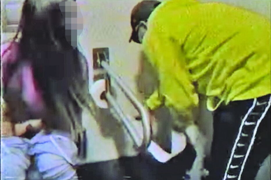 Num dos vídeos, Strada entra na casa de banho das raparigas