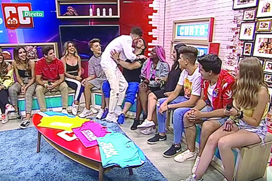 No programa ‘Curto Circuito’, beijou na boca Dumbo, elemento da Team Strada