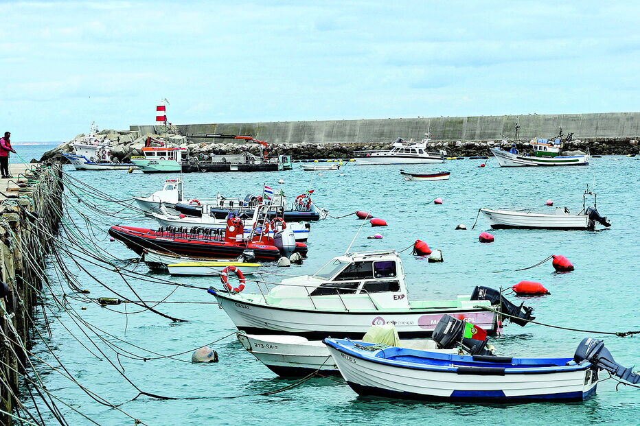 Porto da Baleeira ficou sem acesso ao cais flutuante depois de uma tempestade em outubro de 2018