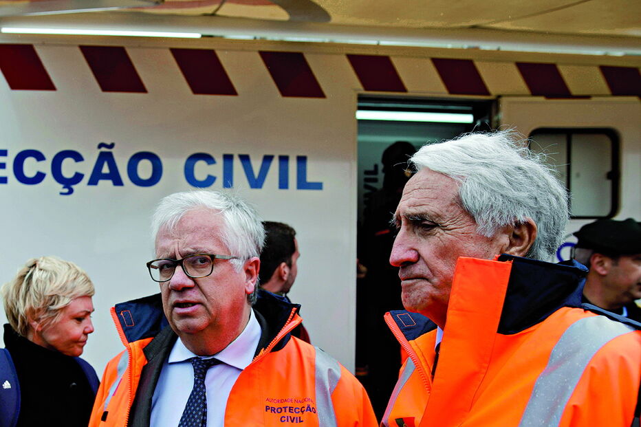 Eduardo Cabrita (à esq.) com o  presidente da ANEPC, Mourato Nunes 