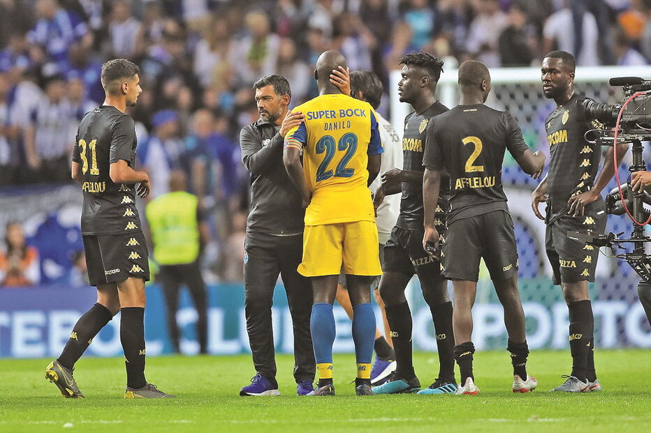 Sérgio Conceição e Danilo Pereira cumprimentaram-se no final do jogo, no Estádio do Dragão