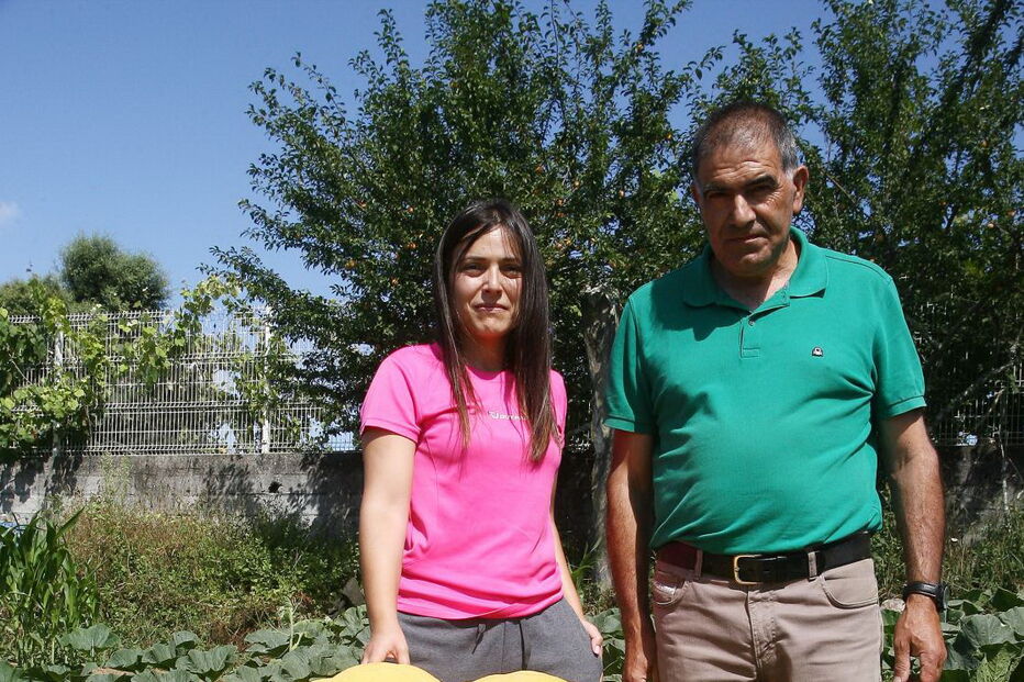 Fernando Santos, presidente da Junta de Aguiar de Sousa, junto da abóbora gigante, protegida do sol por uma barraca  