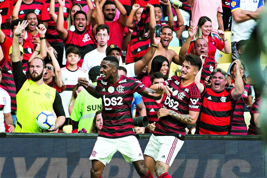 Gerson, à esquerda, a festejar o golo que valeu o empate do ‘Fla’ aos 35 minutos