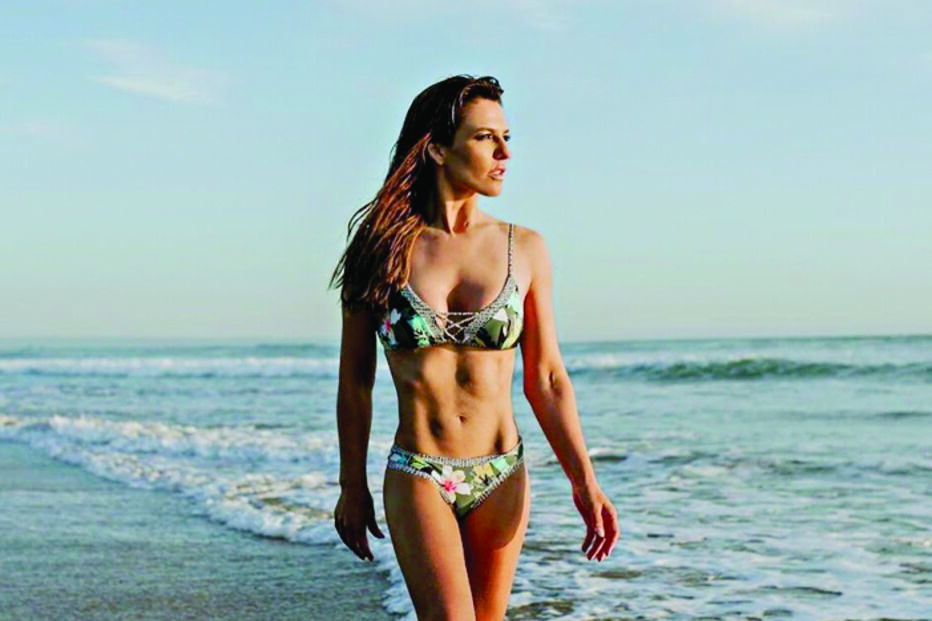 Ana Rita Clara fotografada à beira-mar