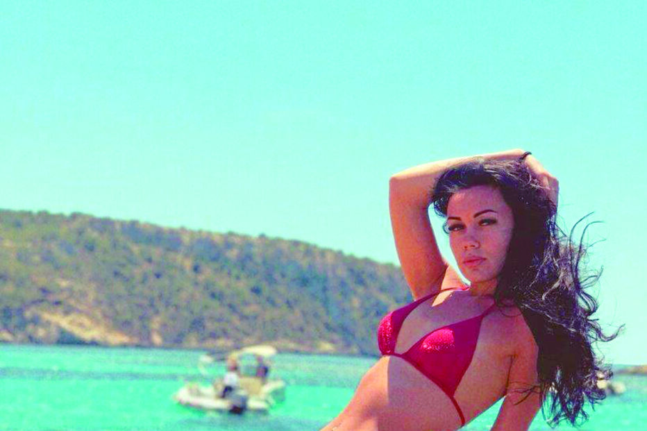 Alesenka Lesenka é bailarina russa e namorada de Zé Luís