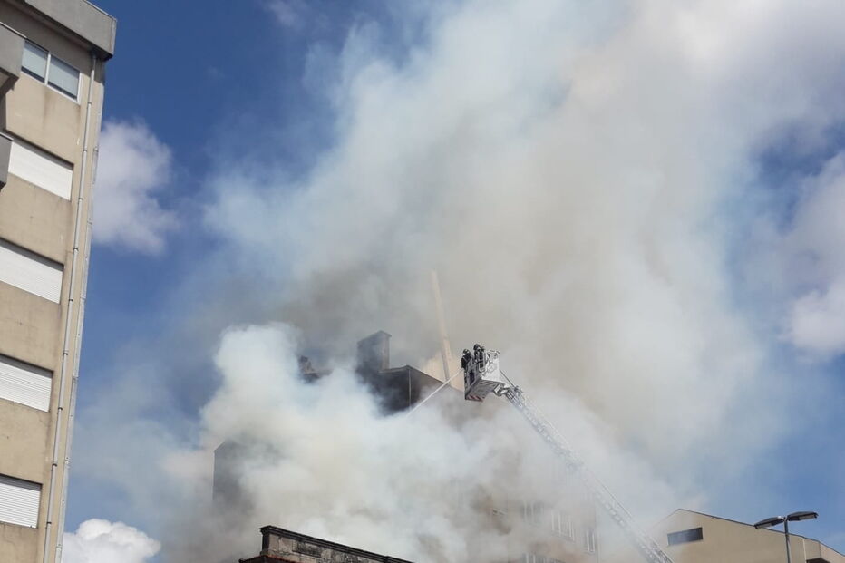 Incêndio deflagra em edifício no Porto