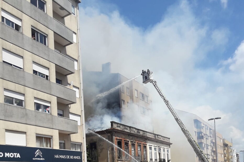 Incêndio deflagra em edifício no Porto
